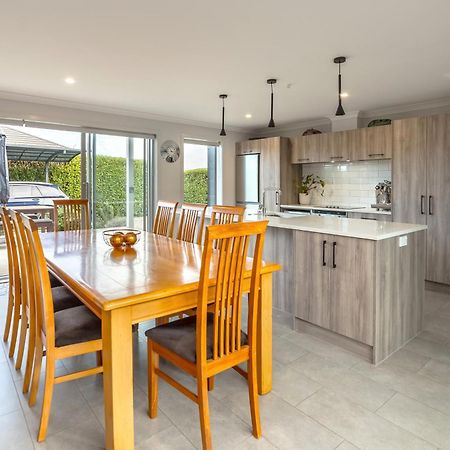 Wine Country Bach Villa Martinborough Bagian luar foto